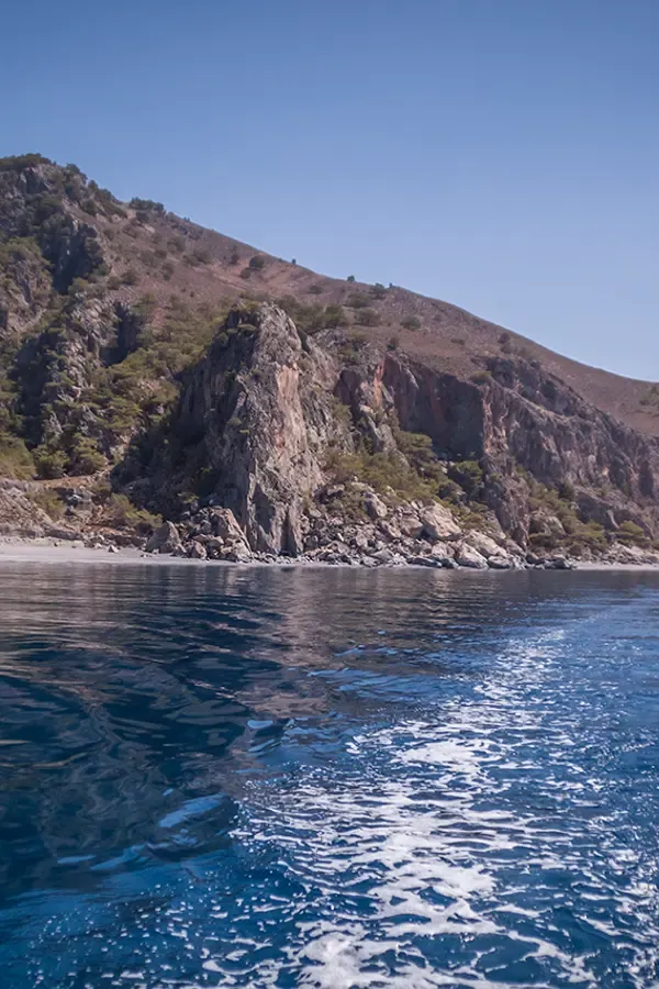 Vue pittoresque de la baie d'Elafonissi, avec ses sables roses et ses eaux turquoise peu profondes de la côte ouest.