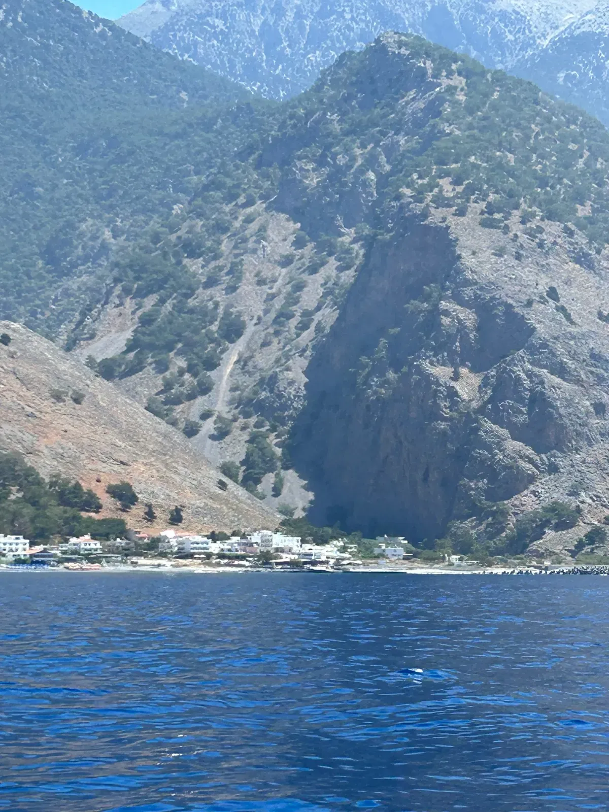 Village pittoresque d'Agia Roumeli perché au bout d'une falaise, dominant une baie aux eaux profondes et cristallines de la mer Égée.