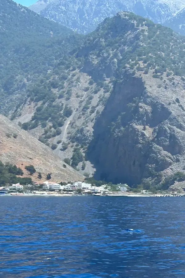 Village pittoresque d'Agia Roumeli perché au bout d'une falaise, dominant une baie aux eaux profondes et cristallines de la mer Égée.