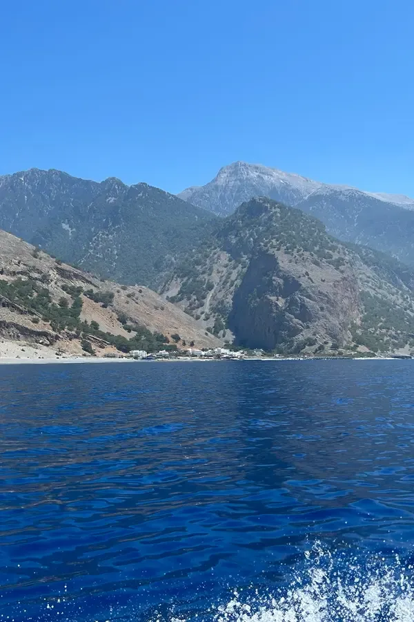 Au port d'Agia Roumeli, un village grec perché entre falaises abruptes et eaux émeraude de la Méditerranée.