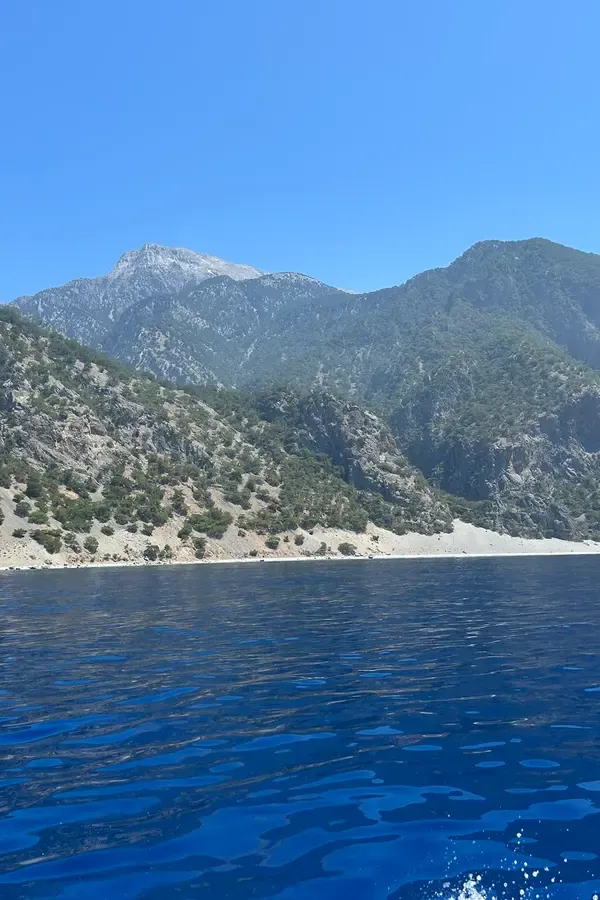 Village pittoresque et chemin côtier menant à Agia Roumeli, offrant un aperçu de la vie grecque en Crète.