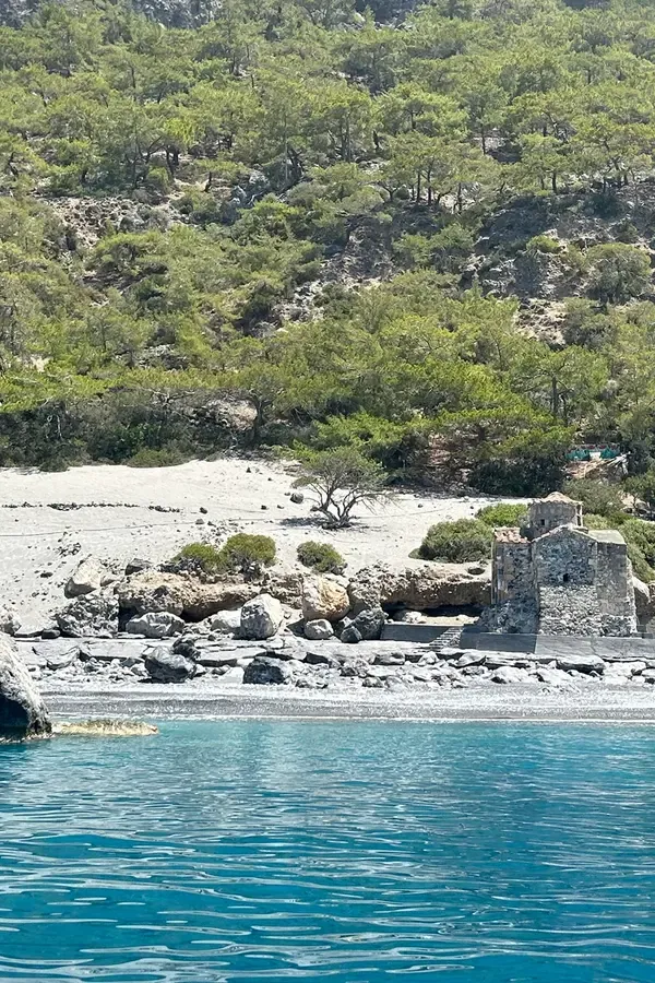 Vue pittoresque du village d'Agios Pavlos, niché entre des falaises et des eaux cristallines de la côte crétoise.