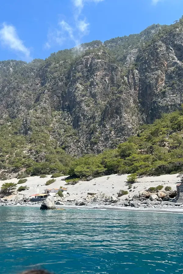 Plage de sable doré et sentier sinueux menant au village pittoresque d'Agios Pavlos, sur la côte de la Crète