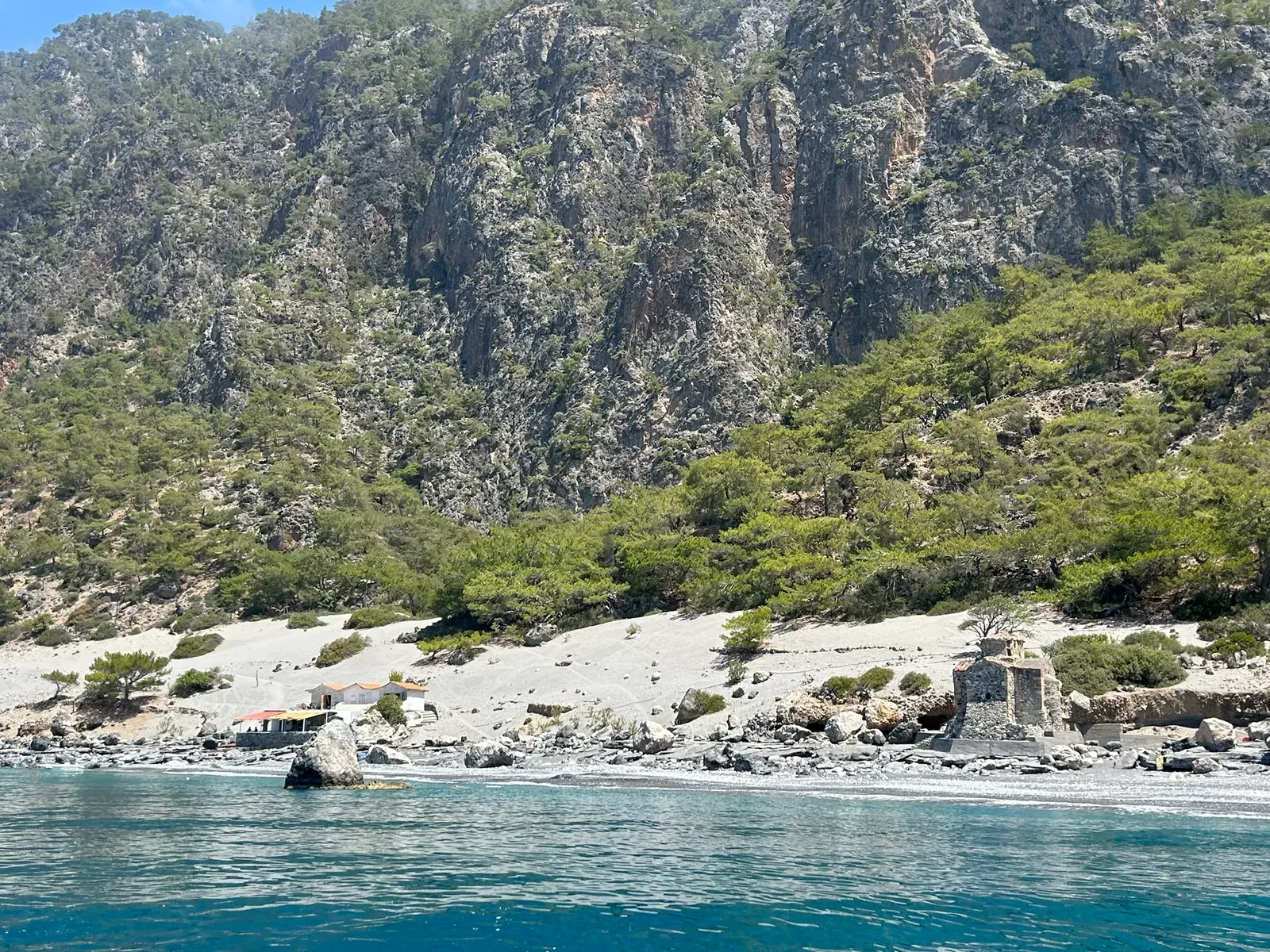 Des vues pittoresques sur la côte et les eaux bleues cristallines près du village d'Agios Pavlos, sur la Crète orientale.