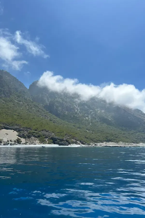Vue sur le littoral serein d'Agios Pavlos, où les eaux bleues de la Méditerranée rencontrent une plage de sable doré.