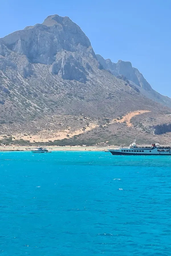 Lagon turquoise et étendue de plage de sable immaculé à Balos, au large de la côte ouest de la Crète.