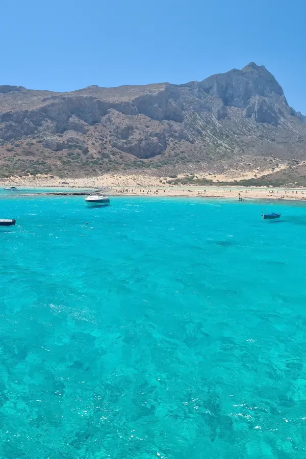Le lagon turquoise et la plage de sable blanc de Balos, un joyau côtier de l'ouest de la Crète.