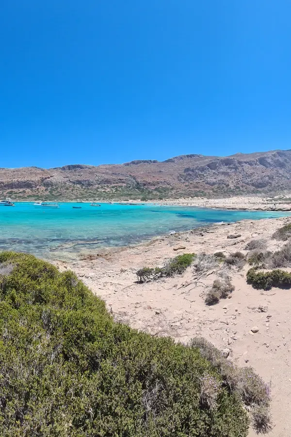 Lagon turquoise et plage de sable blanc à Balos, offrant un paysage idyllique sur la côte ouest de la Crète.
