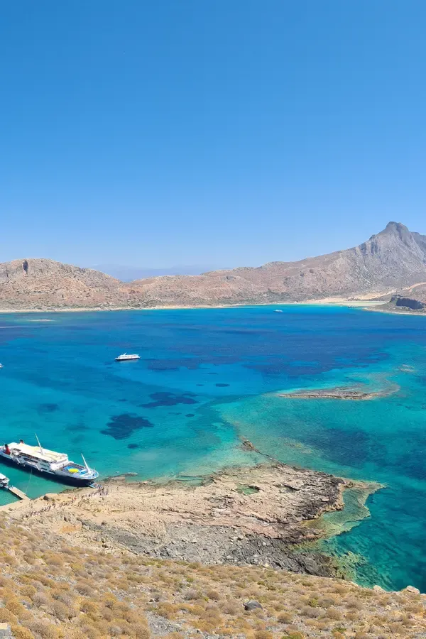 Lagon turquoise et plage de sable blanc emblématique de Balos, à l'ouest de la Crète.