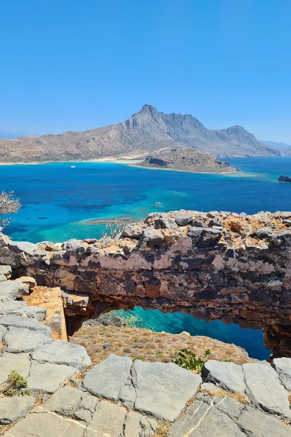 Lagon turquoise et plage de sable blanc à Balos, l'une des destinations les plus emblématiques de l'ouest de la Crète.