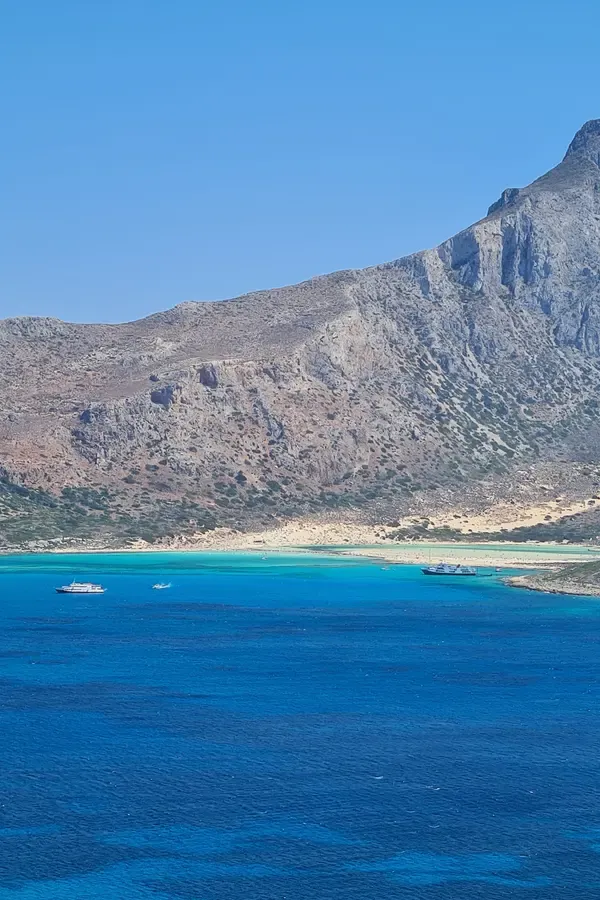 Vastes étendues de sable blanc bordant un lagon turquoise cristallin à Balos, sur la côte ouest de la Crète.