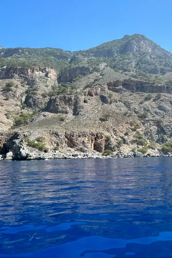 Vue côtière de Domata, présentant des falaises escarpées plongeant dans les eaux bleu-turquoise de la mer Crète.