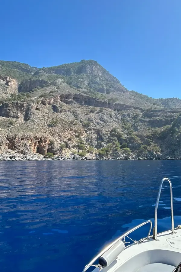 Le littoral rocheux et les eaux bleues cristallines de Domata, un coin de paradis sauvage et reculé en Crète.