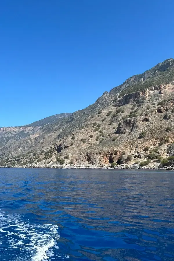 Village pittoresque de Domata niché au bord de la mer turquoise, offrant un panorama idyllique sur la côte crétoise.