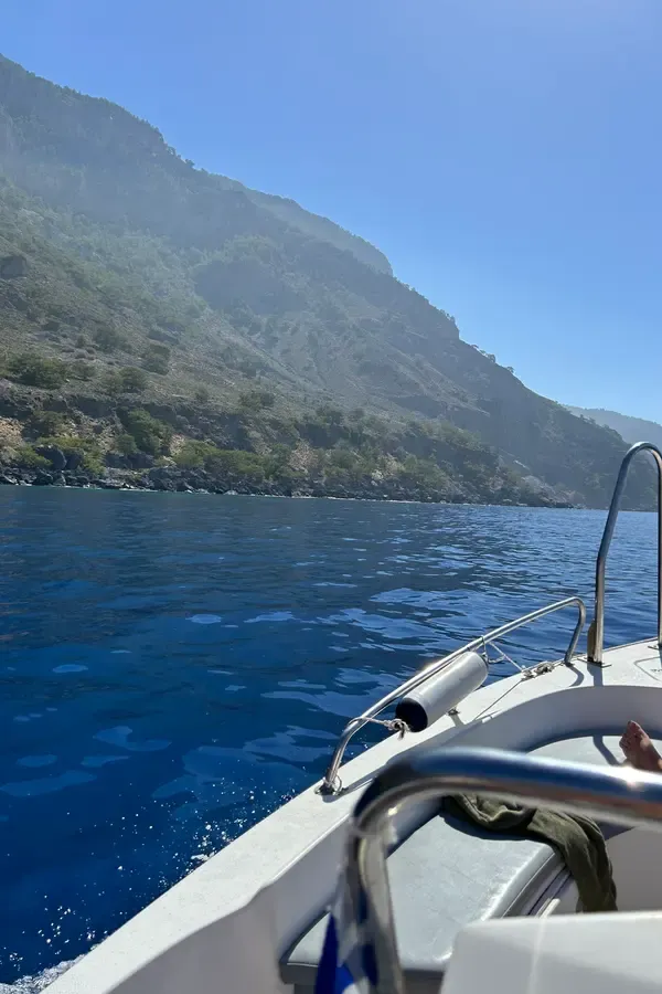 Promontoire rocheux de Fournoti, offrant un contraste saisissant entre les falaises abruptes et la mer égéenne cristalline de la Crète.