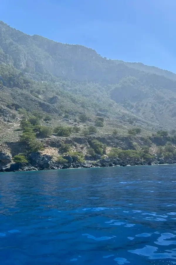 Promontoire rocheux et eaux bleues dégagées au cap Fournoti, offrant un panorama spectaculaire sur la côte de Crète.