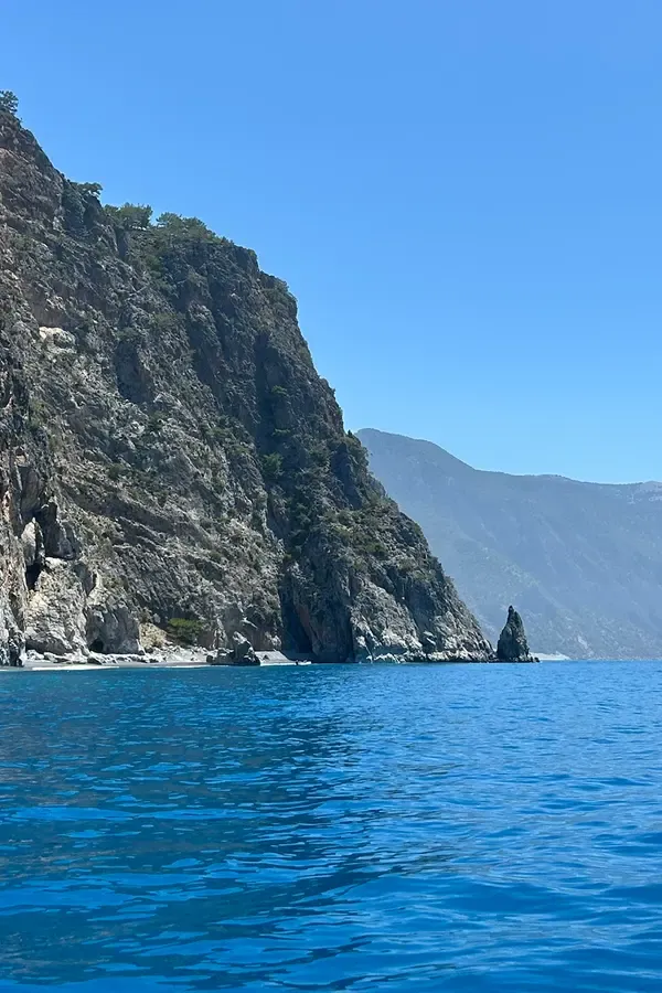 Promontoire rocheux et eaux bleues limpides qui délimitent la côte spectaculaire de Fournoti, en Crète.