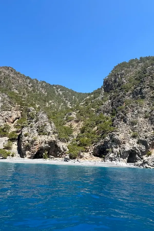 Vue panoramique sur le cap Fournoti, avec ses falaises abruptes surplombant les eaux cristallines de la mer Égée.