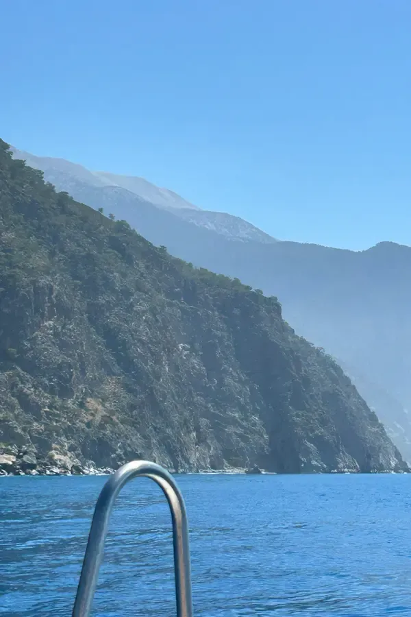 Le village de Kalogeros offre une vue pittoresque sur sa côte, entre maisons traditionnelles et eaux cristallines.