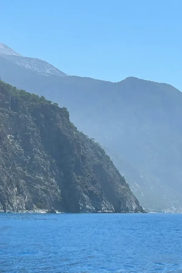 Vue panoramique sur Kalogeros, un village crétois pittoresque niché entre les falaises et les eaux bleues de la mer.