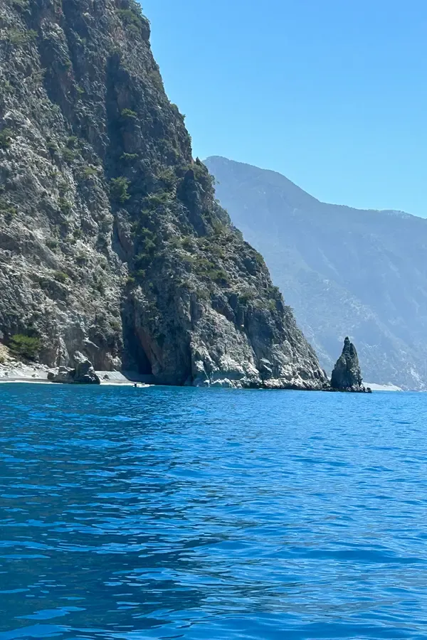Les vues caractéristiques du village de Kalogeros, accroché au flanc rocheux de la côte crétoque méditerranéenne.