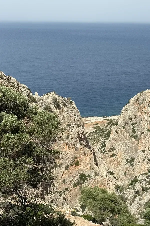 La baie de Katholiko, sur la côte dramatique de la Crète, est entourée de falaises rocheuses et baignée d'eaux turquoise limpides.