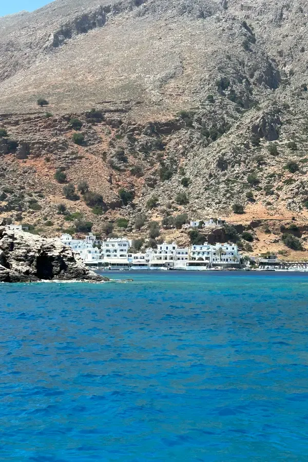 Loutro, village pittoresque de la Crète, bercé par un lagon turquoise et des criques de sable en bordure de mer.