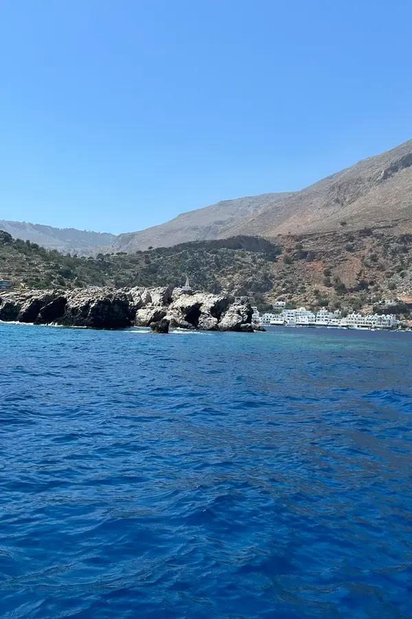 Se glissant sur la côte sud, le village pittoresque de Loutro est bordé par un port calme et des eaux émeraude cristallines.