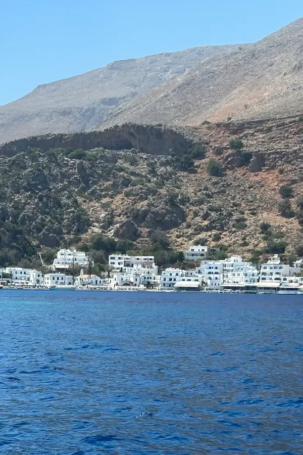 Village de Loutro, perché sur la côte sud de la Crète, offre une vue pittoresque sur la mer turquoise et les petites criques isolées.