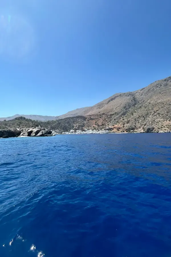 Le village pittoresque de Loutro, niché au bord de la mer turquoise, avec ses maisons traditionnelles crétoises.