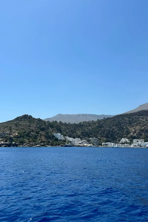 Loutro, village de pêcheurs sans voitures, se déploie sur une crique pittoresque au bord des eaux cristallines et turquoise de la Crète.