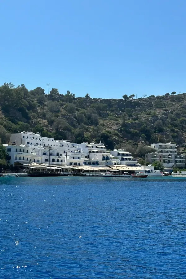Loutro, ce village de pêcheurs pittoresque sur la côte sud de la Crète, niché entre les falaises et les eaux bleues.