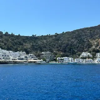 Village de Loutro, petit port de pêche idyllique sur la côte sud de la Crète, avec ses maisons blanchies et son port paisible.
