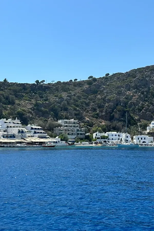 Village de Loutro, petit port de pêche idyllique sur la côte sud de la Crète, avec ses maisons blanchies et son port paisible.