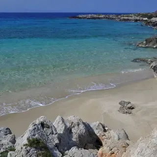 Macherida dévoile ses criques isolées et ses falaises calcaires surplombant les eaux émeraude de la côte crétoise.