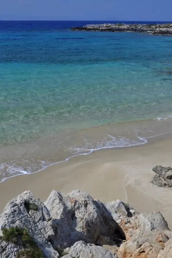 Macherida dévoile ses criques isolées et ses falaises calcaires surplombant les eaux émeraude de la côte crétoise.