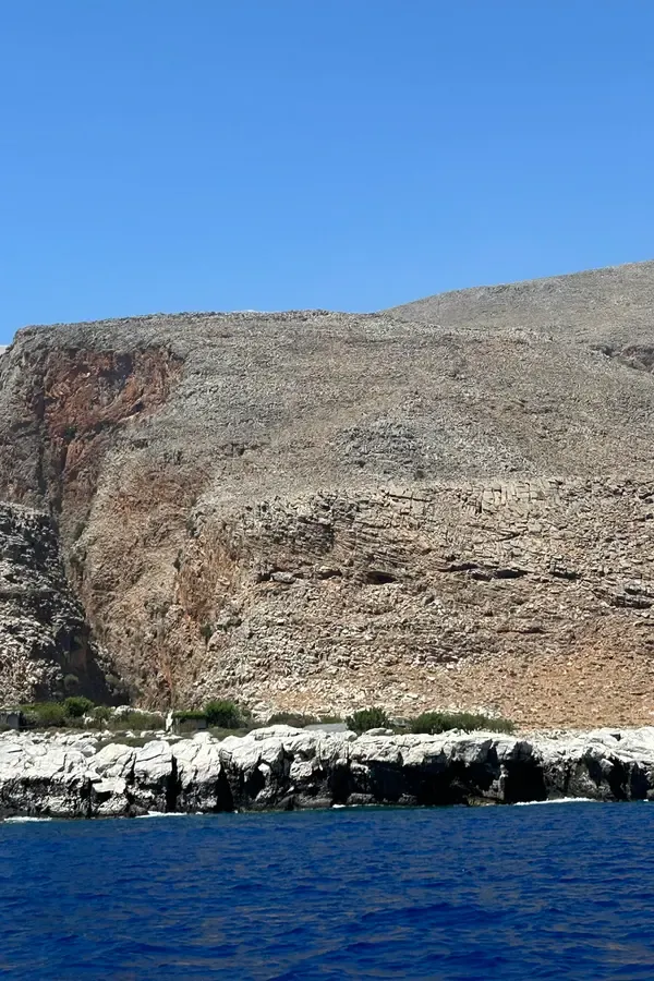 Les eaux turquoise et le promontoire rocheux de Marmara offrent une vue pittoresque sur la côte de la Crète.
