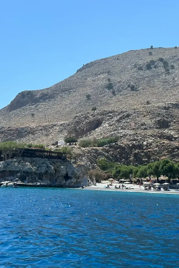 Des eaux cristallines et un petit port de pêche sous les falaises rocheuses de Marmara, dans le sud de la Crète.