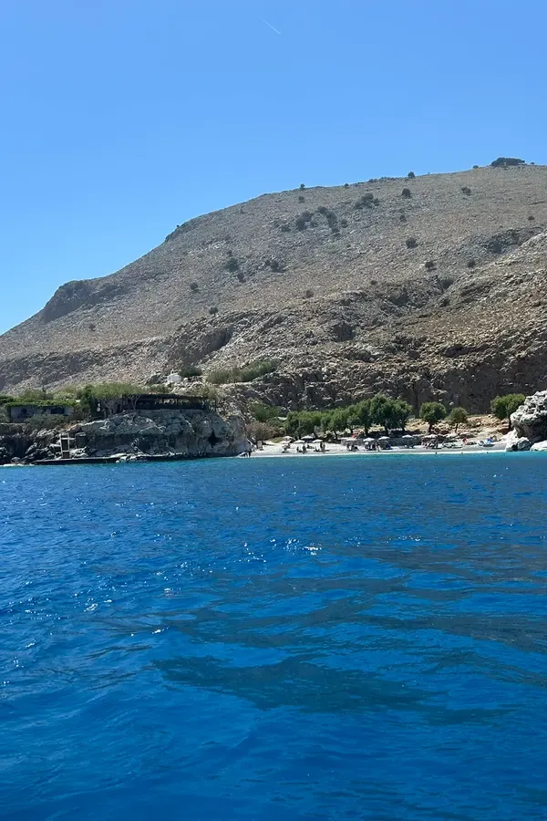 Vue panoramique sur la baie de Marmara, révélant ses eaux turquoises et la côte rocheuse de la Crète grecque.