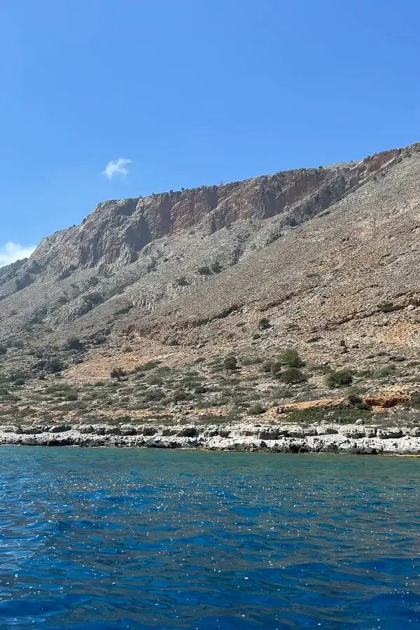 Marmara, sur la Crète, révèle un panorama de falaises abruptes surplombant les eaux turquoise et claires de la mer Ionienne.