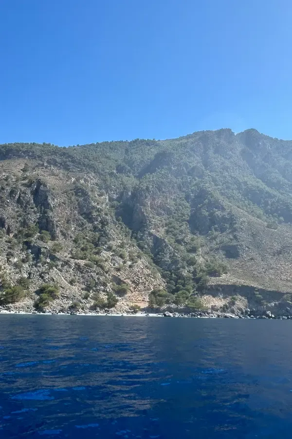 Le port pittoresque de Sendoni avec ses plages de sable et le bleu profond de la mer égéenne en Crète.