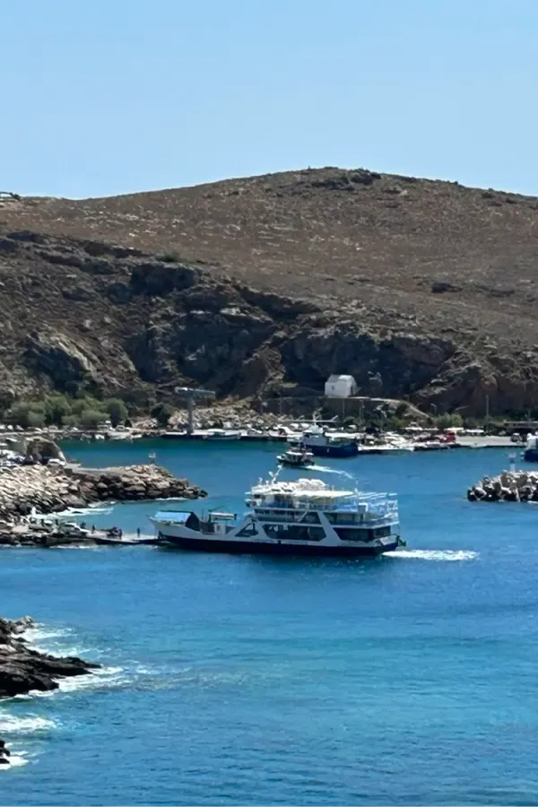 Les falaises abruptes de Sfakia et les eaux profondes de la mer crétoise se rencontrent en un tableau spectaculaire de montagne et de mer.
