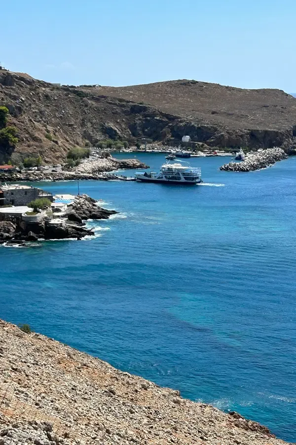 Falaises abruptes et eaux bleues profondes caractérisent le paysage dramatique de Sfakia, sur la côte sauvage de la Crète.