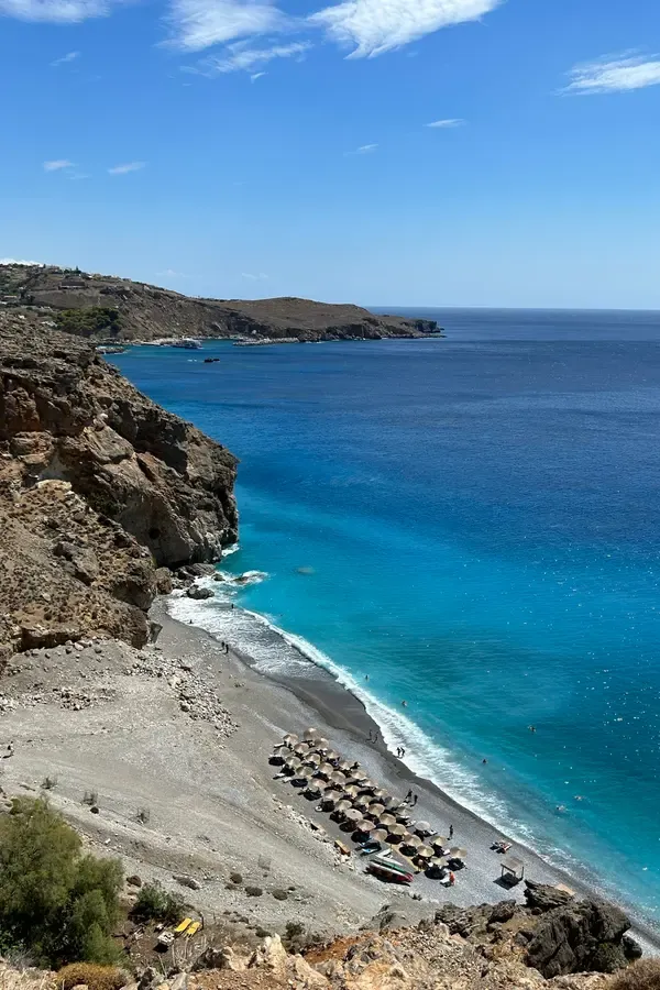 Les paysages spectaculaires et les gorges rocheuses typiques de Sfakia, offrant un contraste dramatique avec la mer bleue de la Crète.