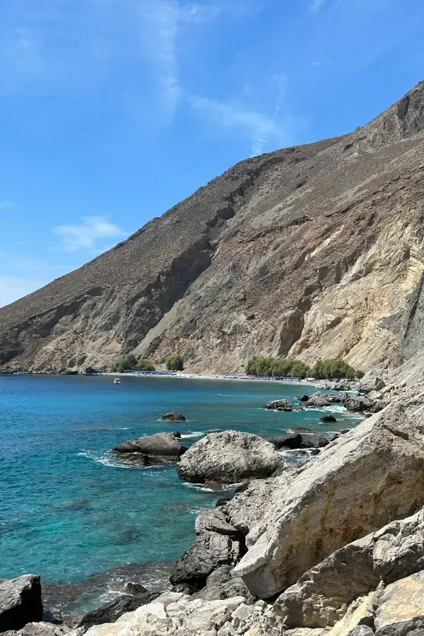 Paysage dramatique de Sfakia avec ses montagnes escarpées plongeant vers les eaux profondes de la côte cretaque.