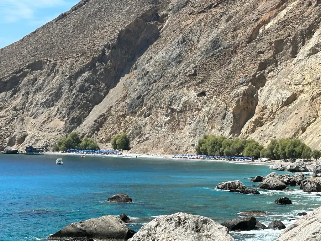 Vue panoramique des falaises abruptes et des eaux turquoise baignant la baie de Sfakia, en Crète.