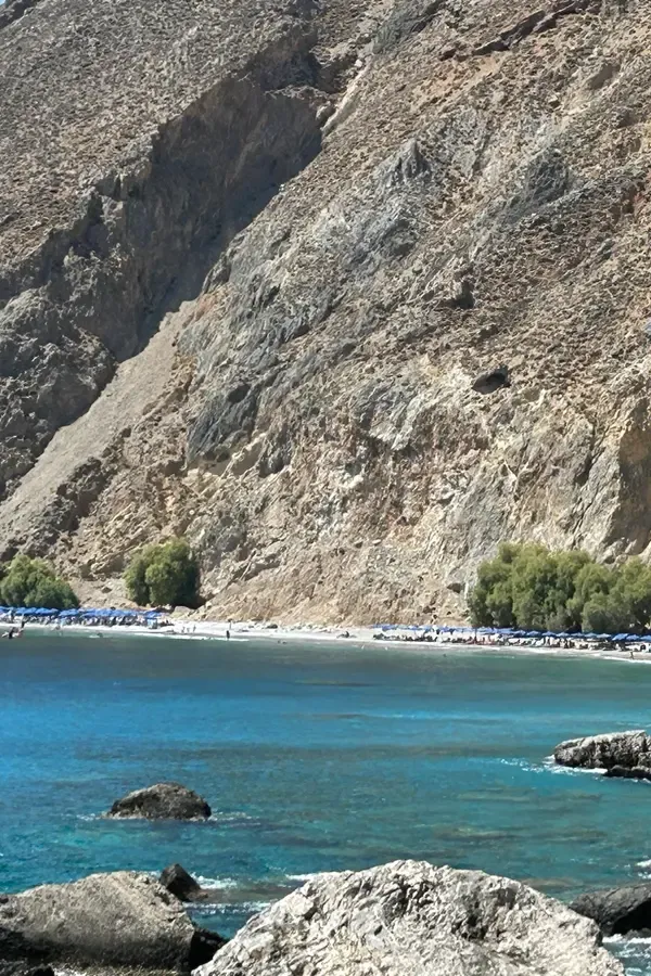 Vue panoramique des falaises abruptes et des eaux turquoise baignant la baie de Sfakia, en Crète.