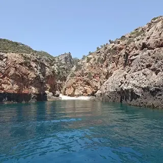Plage de sable doré et eaux cristallines à Sfakos Beach, un havre de paix sur la côte est de la Crète.