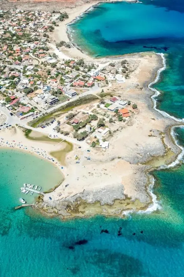 Cap sur Stavros, dévoilant des formations rocheuses majestueuses et des eaux cristallines sur la côte de la Crète.