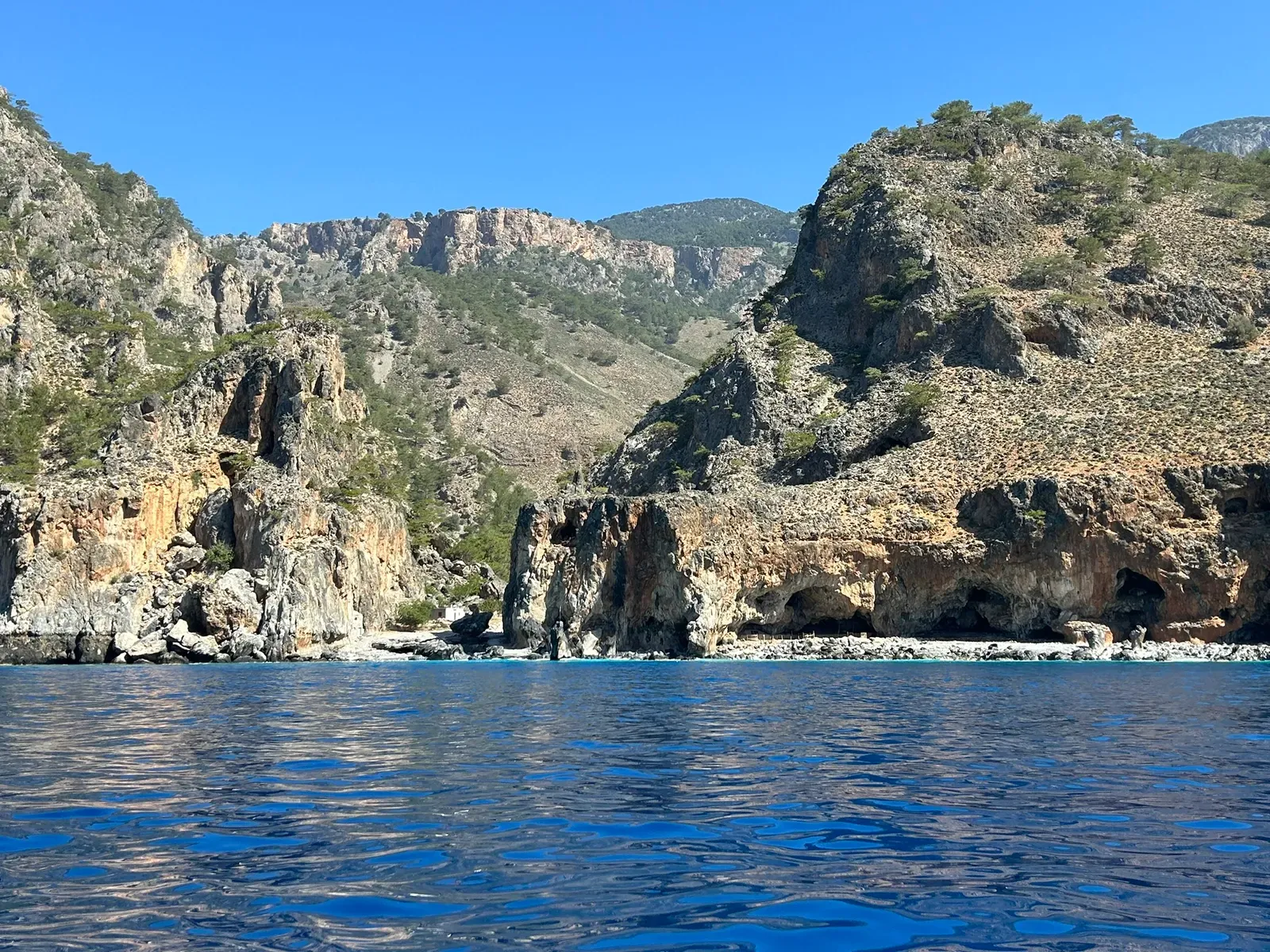 Panorama de la côte sauvage à Tripiti, révélant des falaises escarpées et une mer émeraude au sud de la Crète.